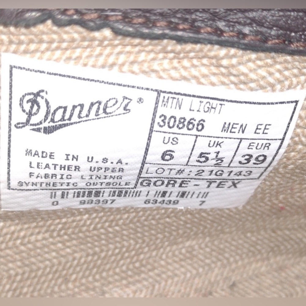 USA Handmade Danner Mountain Light Cascade Boots with Red Laces - Picture 3 of 8